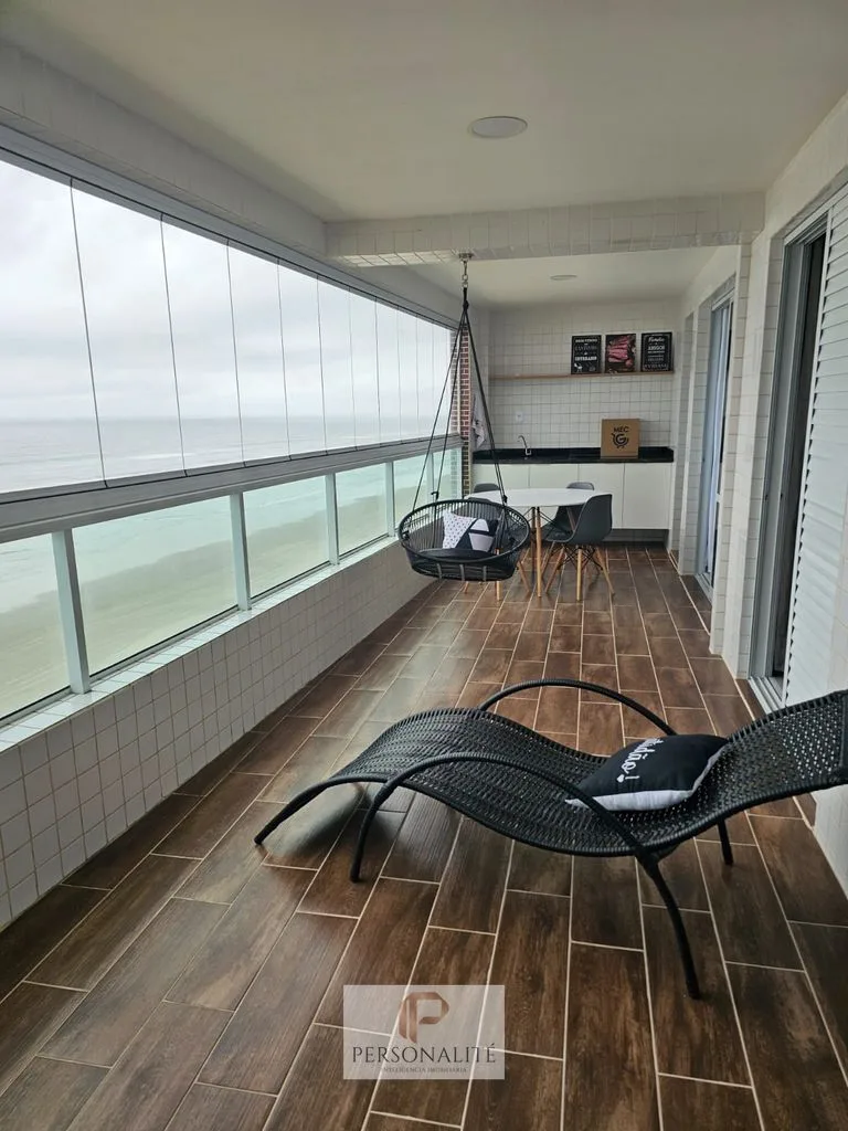 Apto mobiliado pé na areia. novo 2 dorm vista mar definitiva
