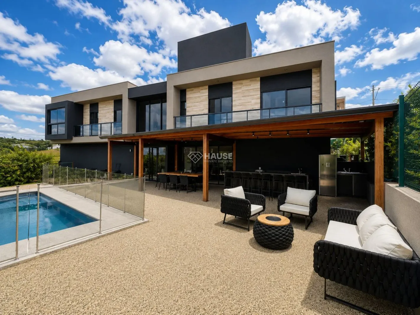 CASA CINEMATOGRÁFICA NO RESERVA SANTA ROSA | 3 SUÍTES, PISCINA E PADRÃO AAA