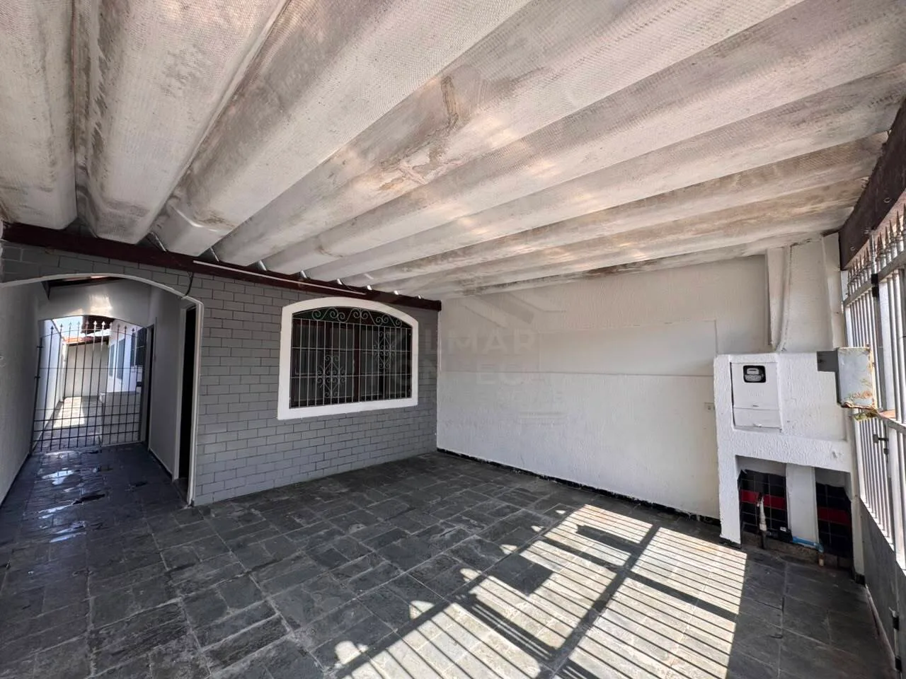CASA COM 2 DORMITÓRIOS SENDO 1 SUÍTE, AMBIENTES AMPLOS E ÓTIMO ESPAÇO EXTER