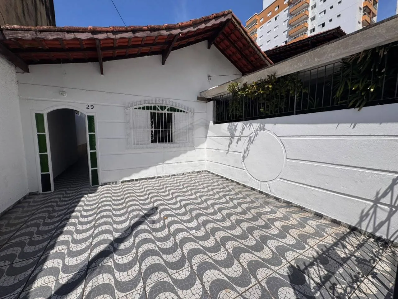 CASA ESPAÇOSA COM 3 DORMITÓRIOS, QUINTAL E 2 VAGAS