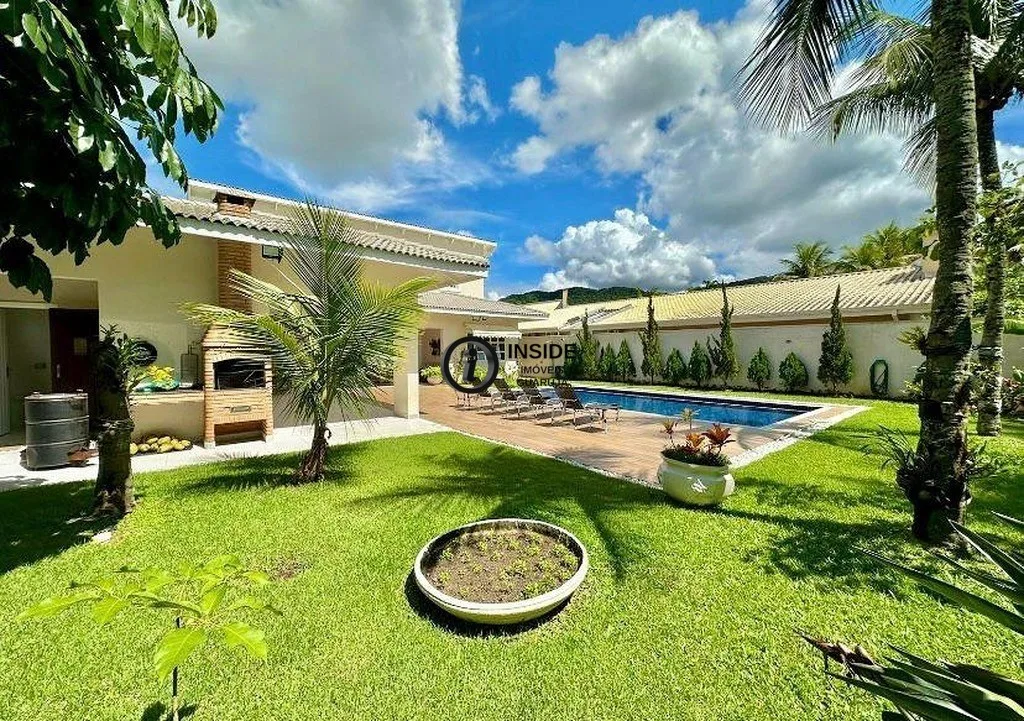Casa Térrea reformada com piscina e 5 suítes