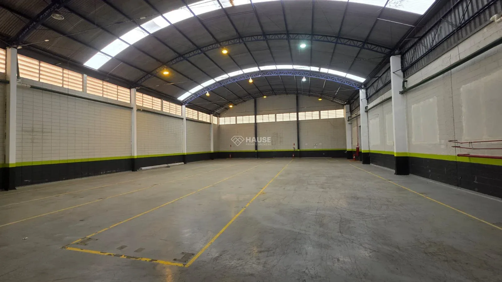Galpão corporativo de alto padrão para venda e locação | Vila Capelletto | Itatiba/SP | 1.500 m² de área construída | 1.800 m² de terreno | Estrutura pronta para operação