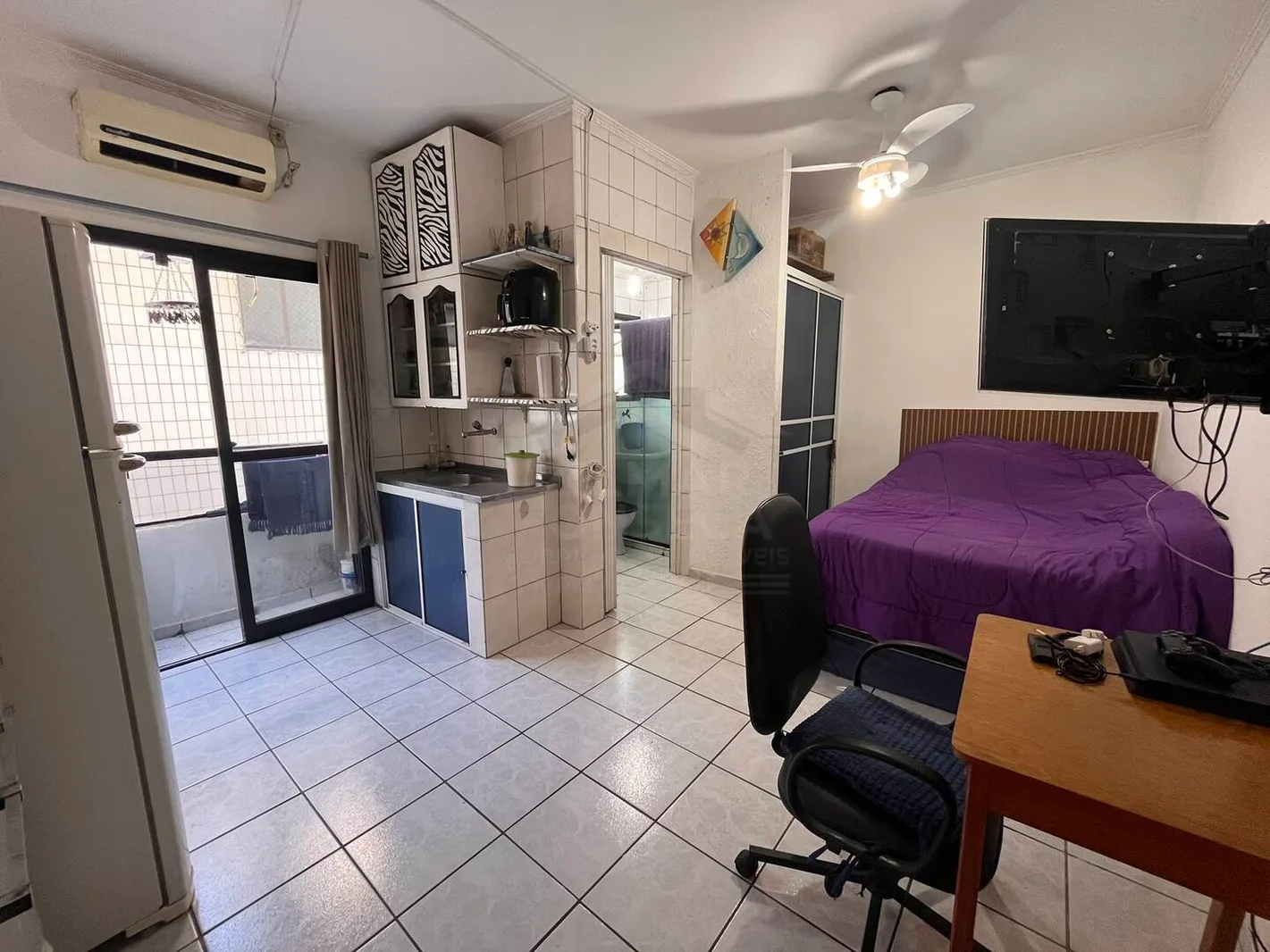 Kitnet no Canto do Forte e 01 vaga de garagem!