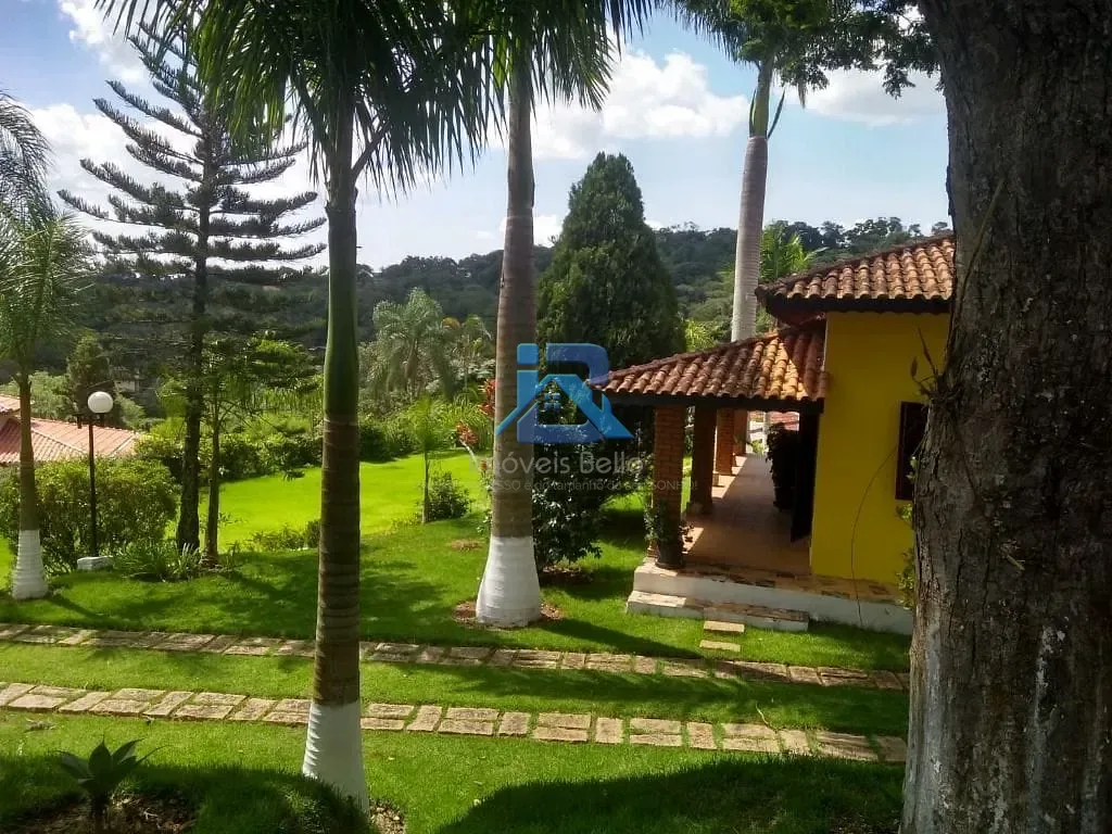 Linda chácara de 5.180 m² de terreno e 541 m² de construção em Condomínio com lagos e muito verde!