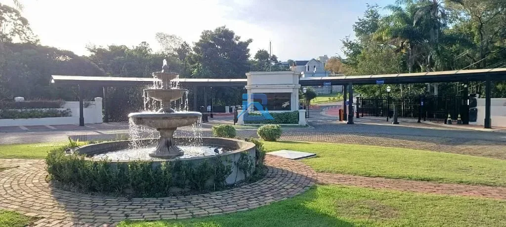 Lindo lote com fundos para área verde no Condomínio Ville de France!