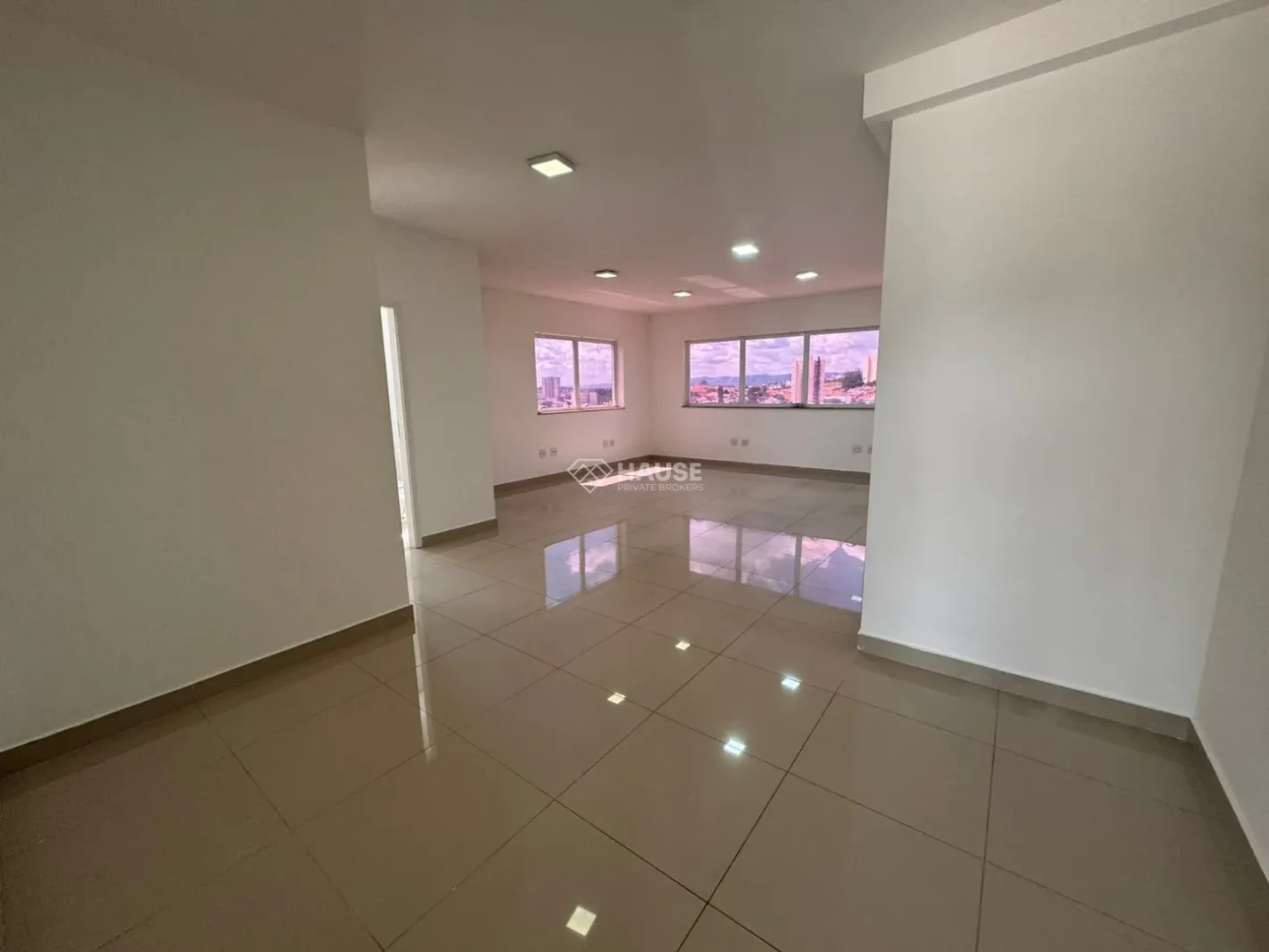 Sala Comercial para Locação no Edifício Office Center – Centro – 20m² – Pacote R$ 2.780