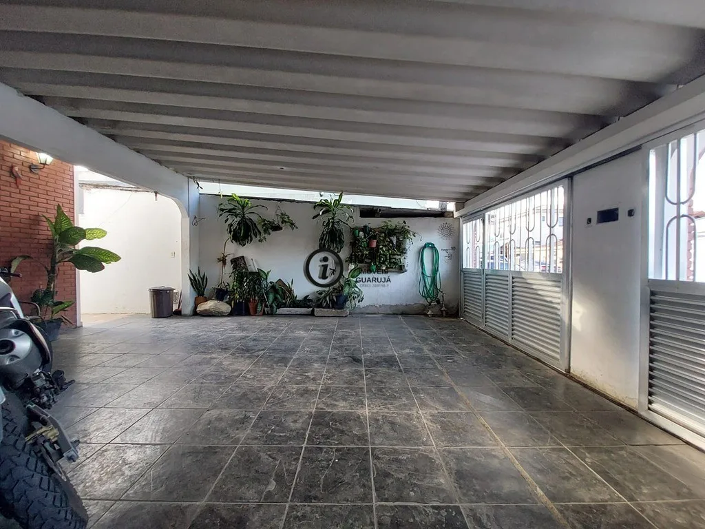 Terreno a venda com 3 casas e piscina privativa